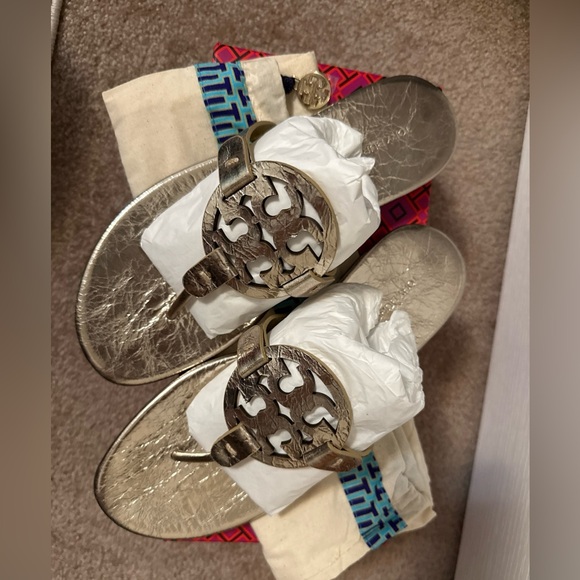 Tory Burch Miller metallic wrinkled gold sandals 8 - Picture 1 of 9